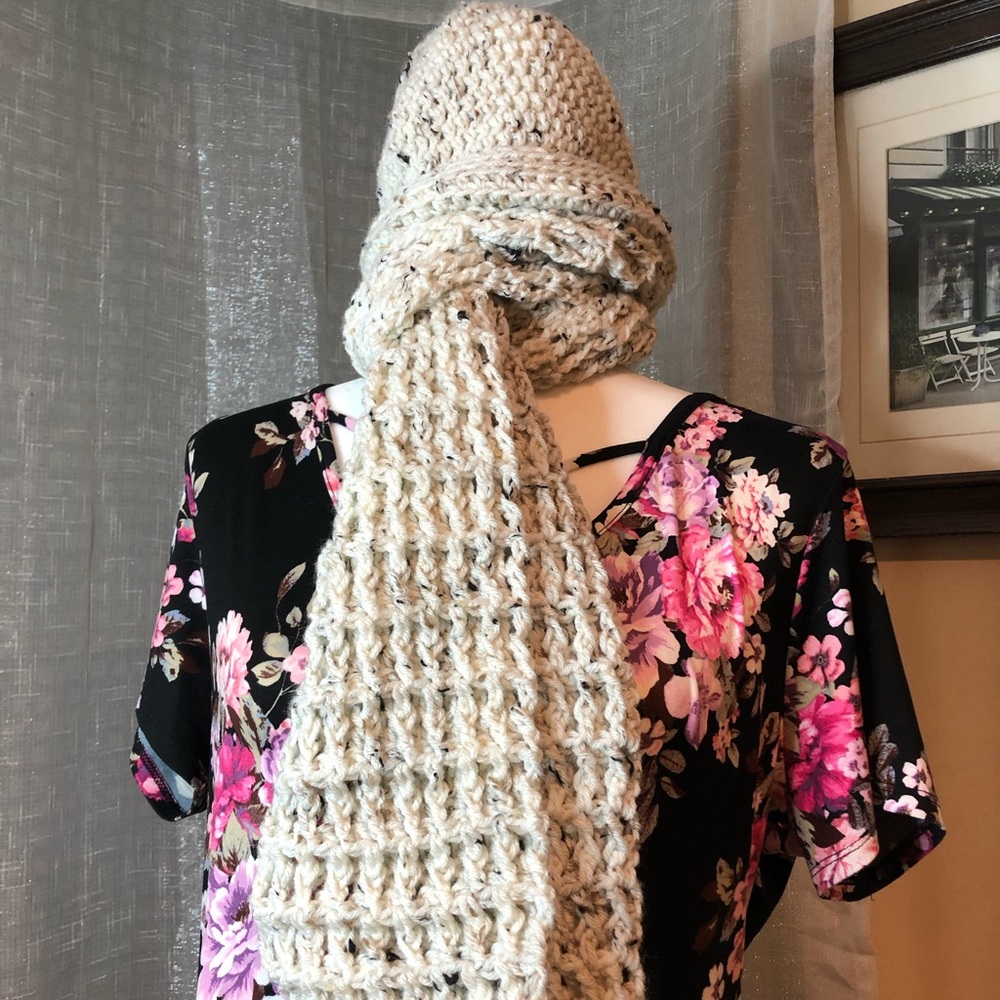 Cookies and cream scarf and beanie set. - Picture 2 of 3
